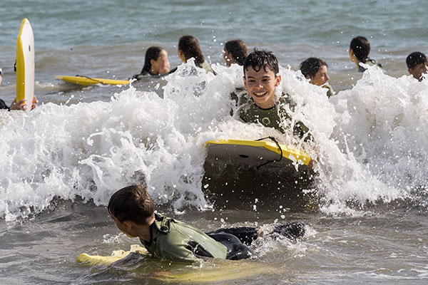 Jóvenes participando en actividades al aire libre